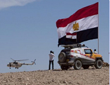 M. Hesham Nessim a battu le record du monde Guinness de la traversée à bord d'un véhicule de la Grande Mer de Sable en Egypte 